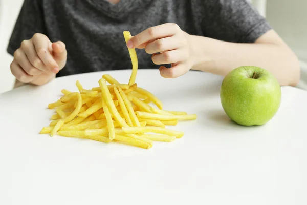 Schattige Blonde Jongen Kiest Fruit Fastfood — Stockfoto