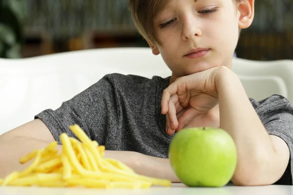 Schattige Blonde Jongen Kiest Fruit Fastfood — Stockfoto