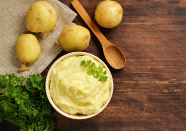 taze organik patates ahşap bir masa üzerinde