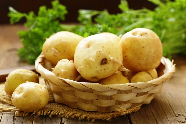 Batatas Cruas Orgânicas Frescas Uma Cesta — Fotografia de Stock