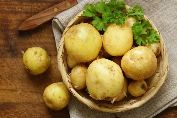 Batatas Cruas Orgânicas Frescas Uma Cesta — Fotografia de Stock