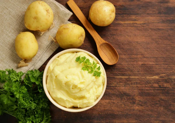 taze organik patates ahşap bir masa üzerinde