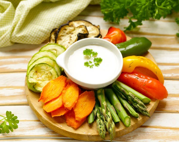 Grilled Vegetables Yoghurt Dip Wooden Board — Stock Photo, Image