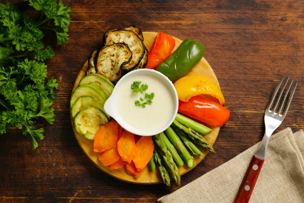 Grilled Vegetables Yoghurt Dip Wooden Board — Stock Photo, Image