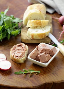 Pate ördek karaciğer ve ahşap bir masa üzerinde taze baget