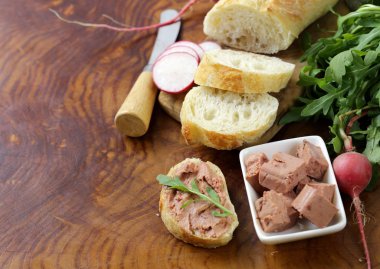 Pate ördek karaciğer ve ahşap bir masa üzerinde taze baget