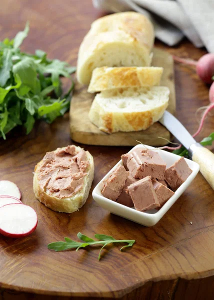 Pate ördek karaciğer ve ahşap bir masa üzerinde taze baget