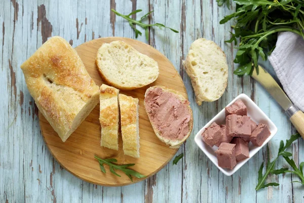 Pate ördek karaciğer ve ahşap bir masa üzerinde taze baget
