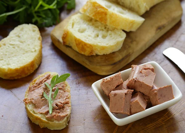 Pate ördek karaciğer ve ahşap bir masa üzerinde taze baget