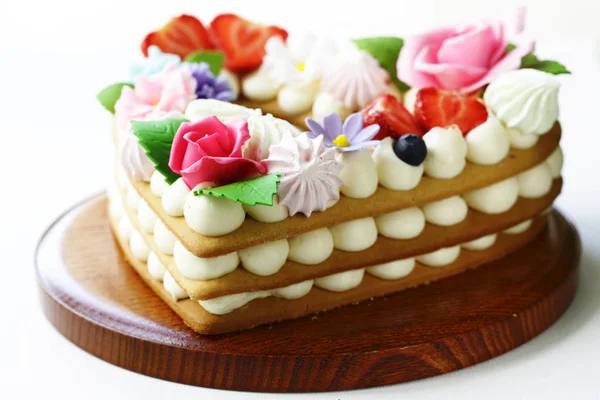 Honey Cake Mascarpone Cream Decorated Flowers — Stock Photo, Image