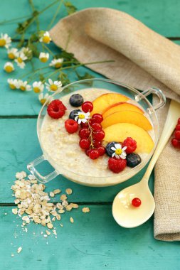 Kahvaltı için çilek ile yulaf lapası