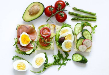 sandviç farklı dolguları - sebze, jambon ve yumurta ile