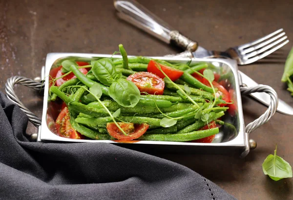 トマトとペストソースと緑の豆のサラダ — ストック写真