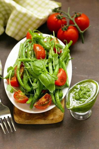 Salade Van Groene Boontjes Met Tomaten Pestosaus — Stockfoto
