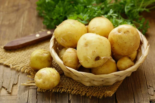 Batatas Cruas Orgânicas Frescas Uma Cesta — Fotografia de Stock