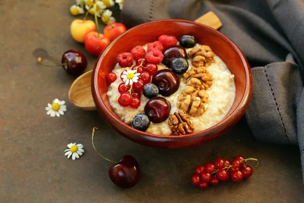 Kahvaltı için çilek ile yulaf lapası