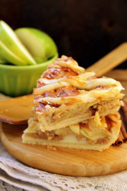 puf böreği tarçın ile geleneksel elmalı turta yapılmış