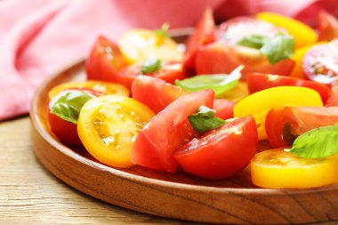 Fesleğenli kırmızı ve sarı domates salatası