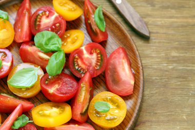 Fesleğenli kırmızı ve sarı domates salatası