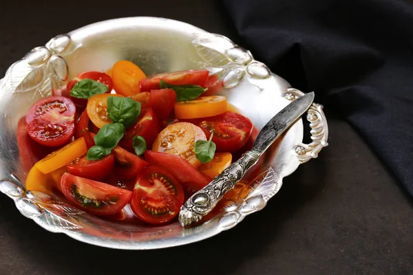 Salada Tomate Vermelho Amarelo Com Manjericão — Fotografia de Stock