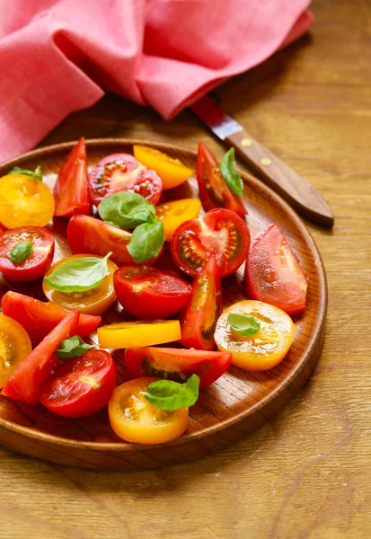 Insalata Pomodoro Rosso Giallo Con Basilico — Foto Stock