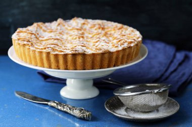 Ev yapımı pasta pasta masanın üzerine çilek ile