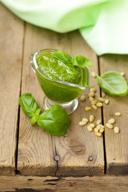 İtalyan pesto sos fesleğen, çam fıstığı ve sarımsak