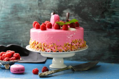 Ahududu demir masa ile şaşırtıcı pembe pasta