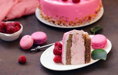 Ahududu demir masa ile şaşırtıcı pembe pasta