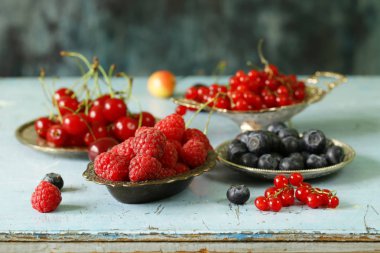 olgun organik karışım çilek rustik natürmort