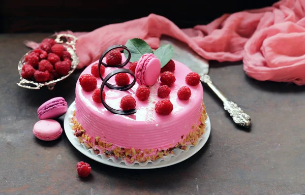 Удивительный Розовый Торт Малиной Железном Столе — стоковое фото