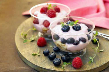 tatlı çilek ve bir bardak yoğurt ile