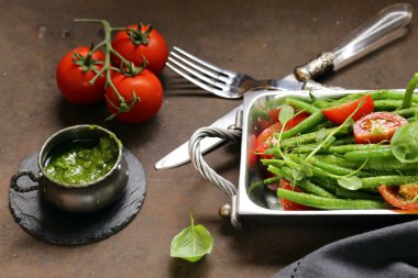 domates ve pesto sos ile yeşil fasulye salatası