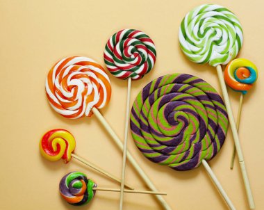 pastel bir arka plan üzerinde renkli lolly pop şeker