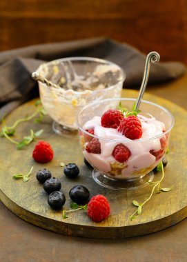 tatlı çilek ve bir bardak yoğurt ile