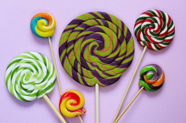 pastel bir arka plan üzerinde renkli lolly pop şeker