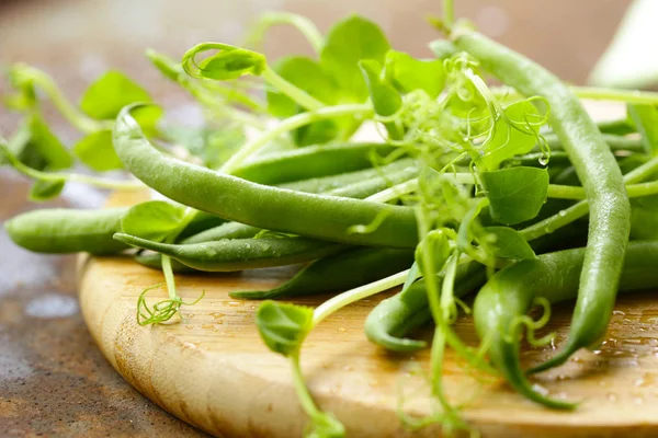 Gröna Ekologiska Bönor Och Groddar Ärtor Bordet — Stockfoto