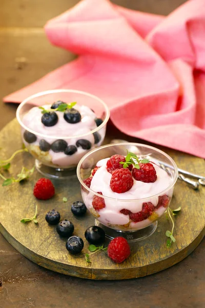 甜点与浆果和酸奶在玻璃 — 图库照片