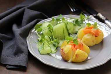 krem peynir ve tuzlanmış somon ile patates