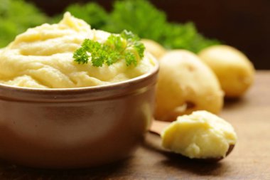 taze organik patates ahşap bir masa üzerinde