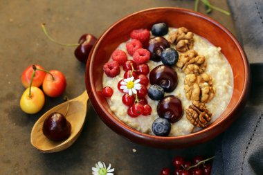 Kahvaltı için çilek ile yulaf lapası