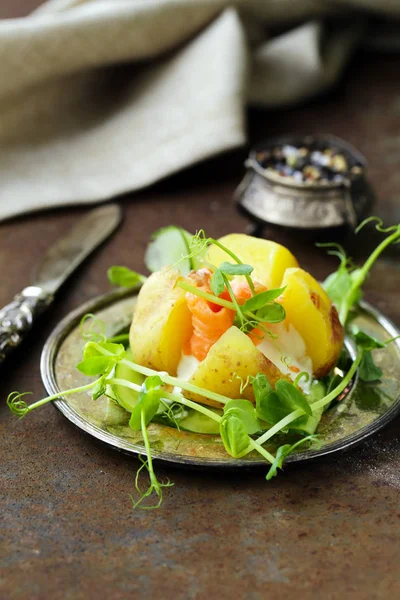 krem peynir ve tuzlanmış somon ile patates