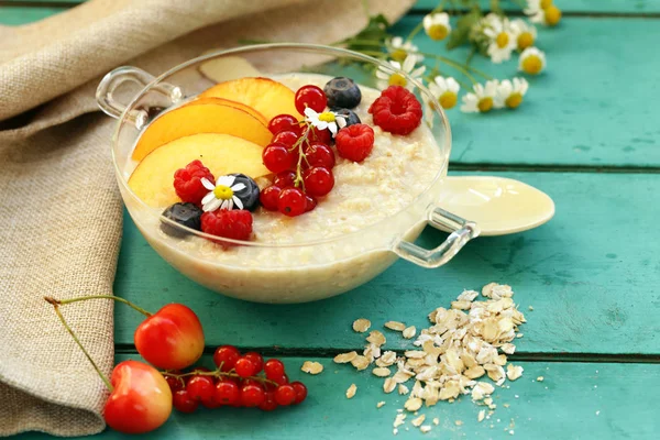 Kahvaltı için çilek ile yulaf lapası