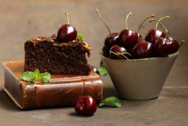 çikolatalı pasta kek çilek tatlı ile