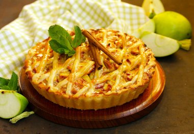 puf böreği tarçın ile geleneksel elmalı turta yapılmış