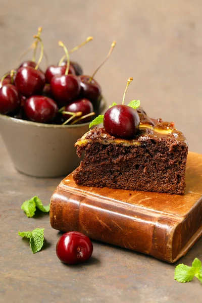 çikolatalı pasta kek çilek tatlı ile