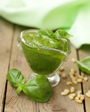 İtalyan pesto sos fesleğen, çam fıstığı ve sarımsak
