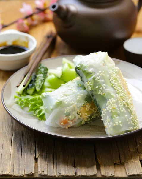 Asiatische Frühlingsrollen Mit Gemüse Und Fisch — Stockfoto