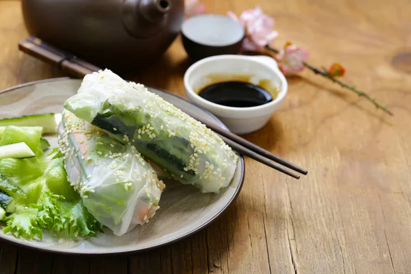 Asiatische Frühlingsrollen Mit Gemüse Und Fisch — Stockfoto