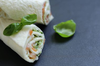 tortilla bir kırmızı balık sebze ve salata